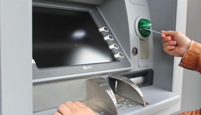 Phí thực hiện rút tiền bằng thẻ ATM AgriBank là bao nhiêu?